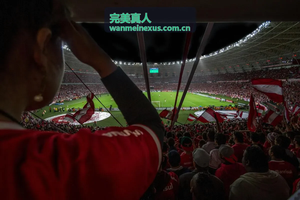 完美真人主题聚会中的朋友交流瞬间